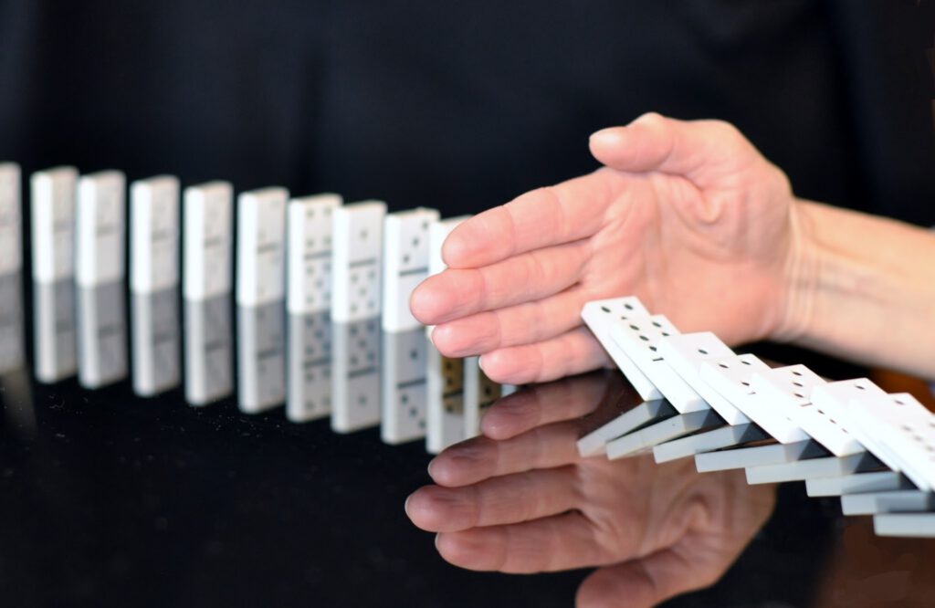 gedankenstopp-thought-stopping-domino-hand