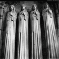 in Stein gehauene Frauen, lange Haare, verhüllt, antiker Tempeleingang, women carved in stone, long hair, cloaked, ancient temple entrance